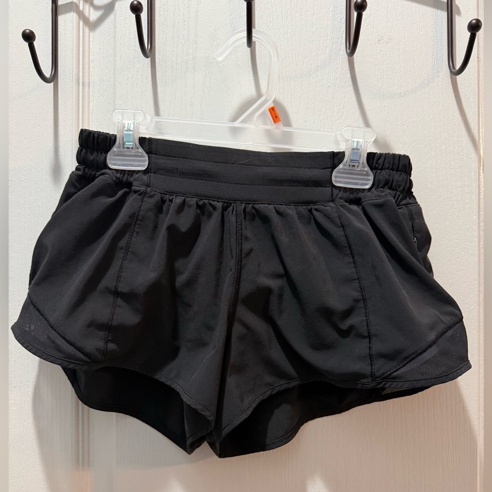 Lululemon Black Hotty Hot LR Short 2.5” *Lined. Size 6.